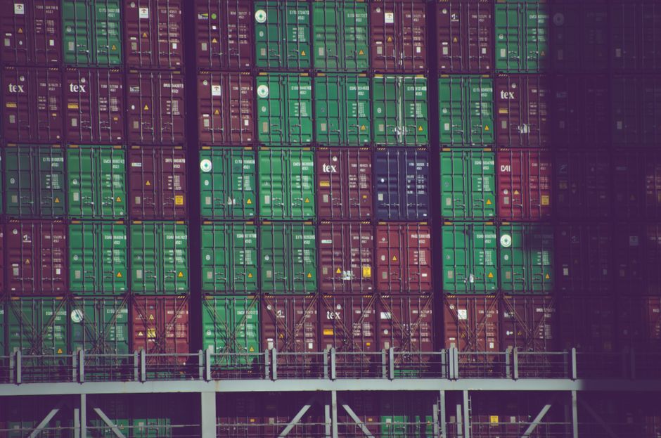Battery specification and customs document review at a Chinese export warehouse