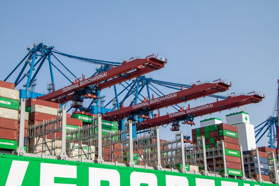 Dangerous-goods warehousing and stuffing at a Chinese export depot.